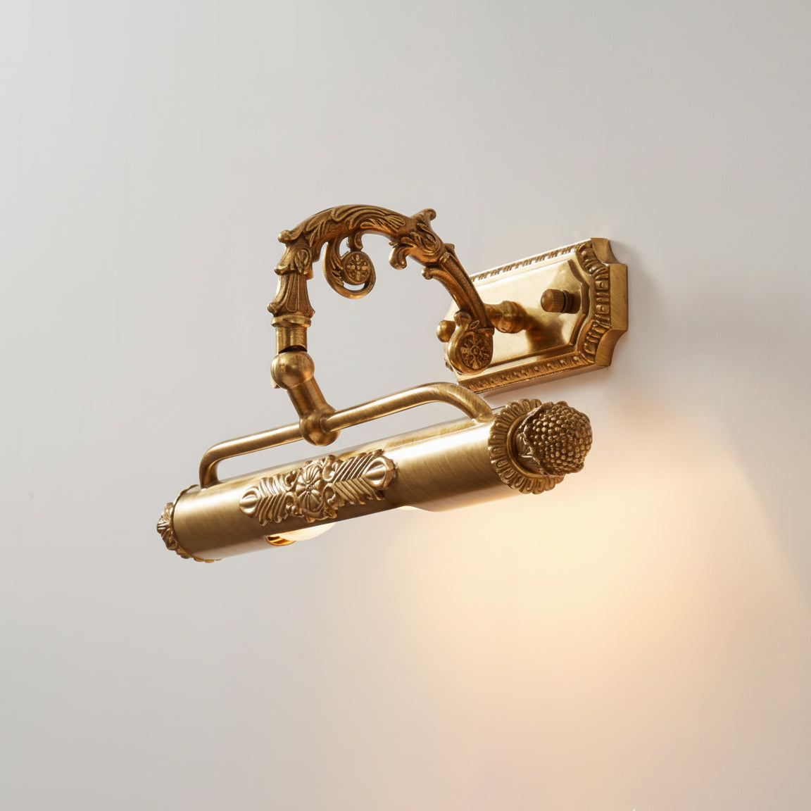 Lámpara de pared antigua de latón para cuadros — luz integrada