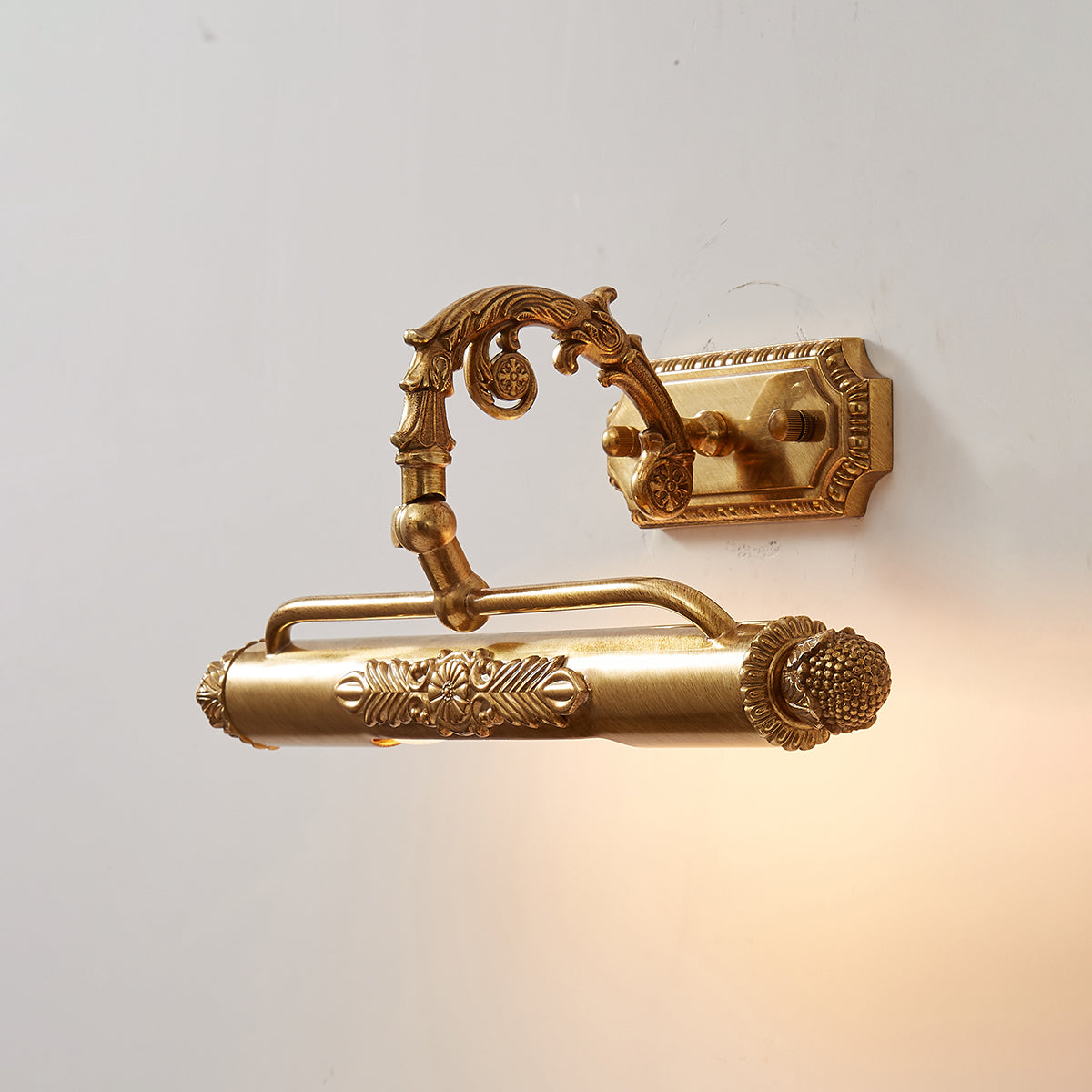 Lámpara de pared antigua de latón para cuadros — luz integrada