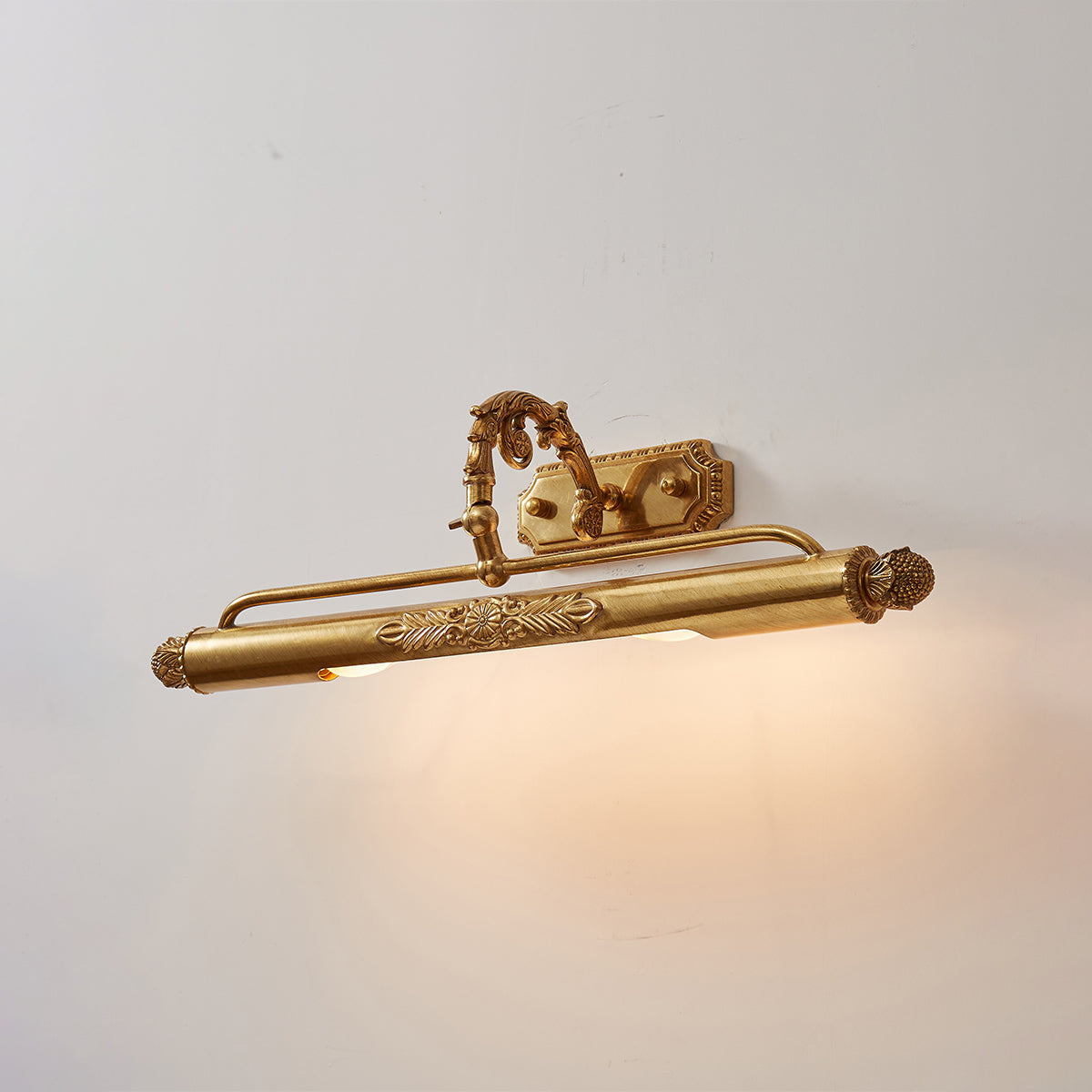 Lámpara de pared antigua de latón para cuadros — luz integrada