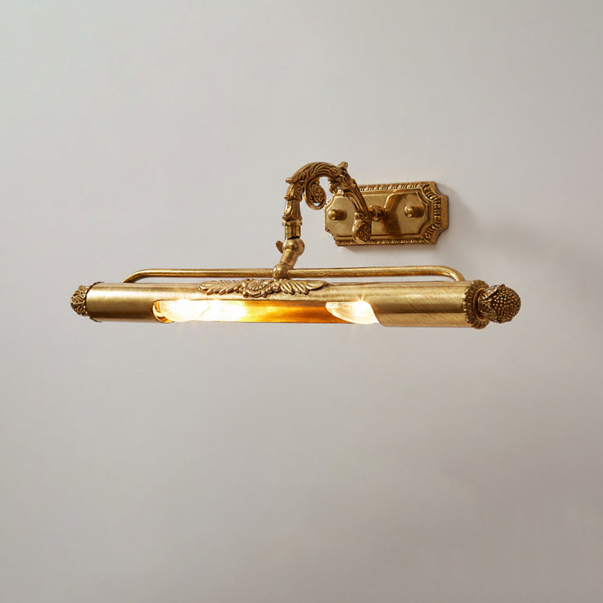 Lámpara de pared antigua de latón para cuadros — luz integrada