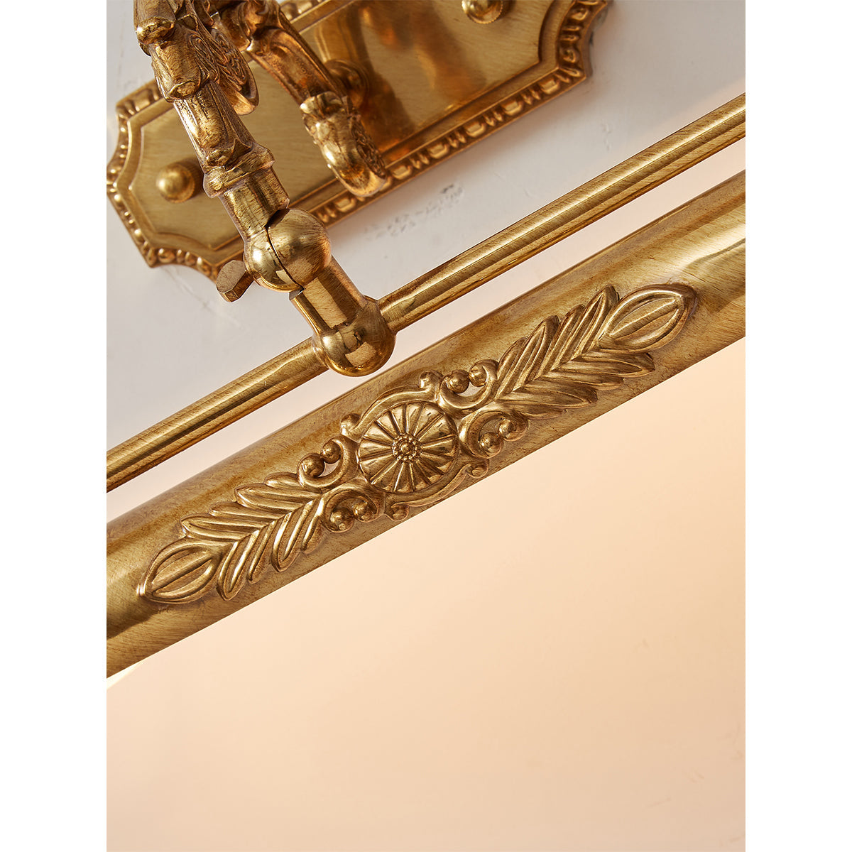 Lámpara de pared antigua de latón para cuadros — luz integrada