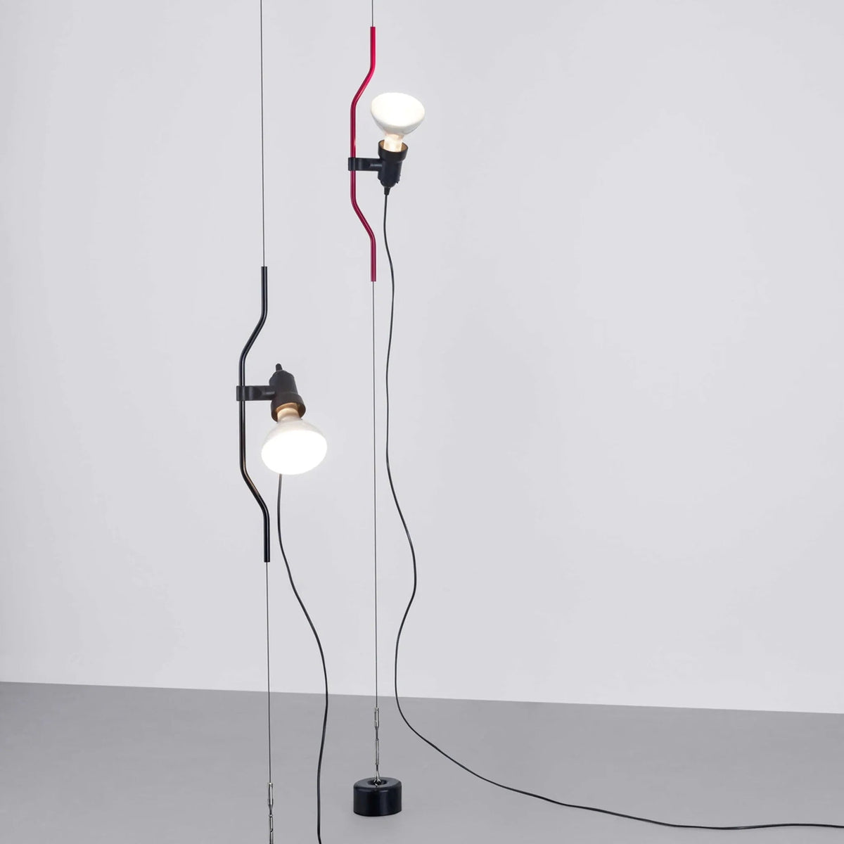 Nastavitelná závěsná lampa — kovové trubkové stínidlo, černá/bílá/červená