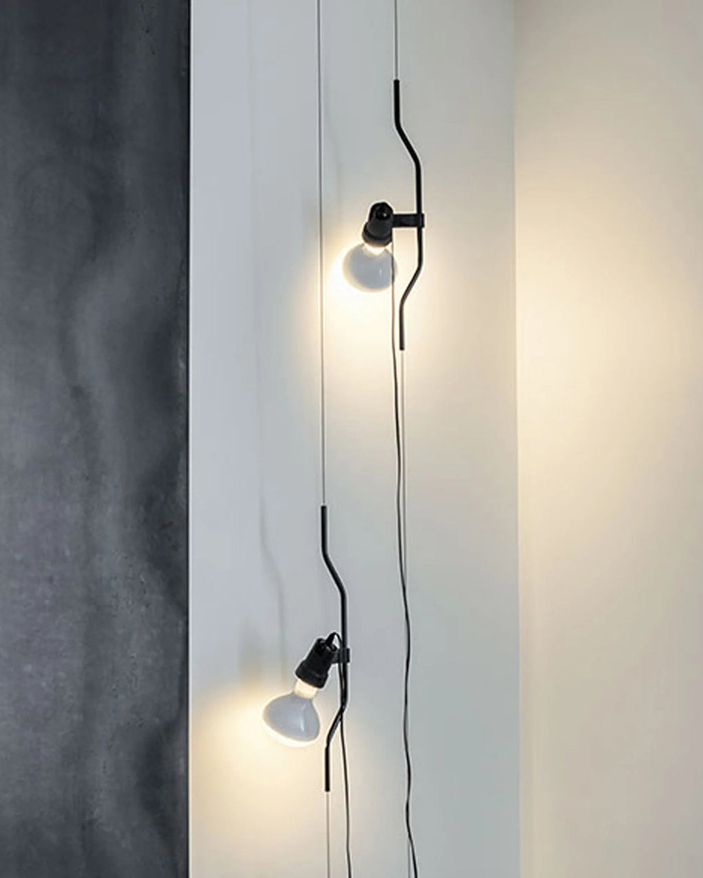 Nastavitelná závěsná lampa — kovové trubkové stínidlo, černá/bílá/červená