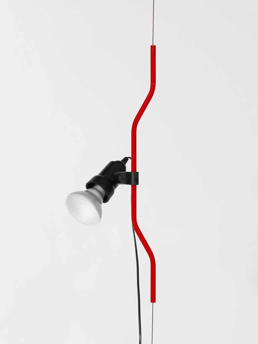 Nastavitelná závěsná lampa — kovové trubkové stínidlo, černá/bílá/červená