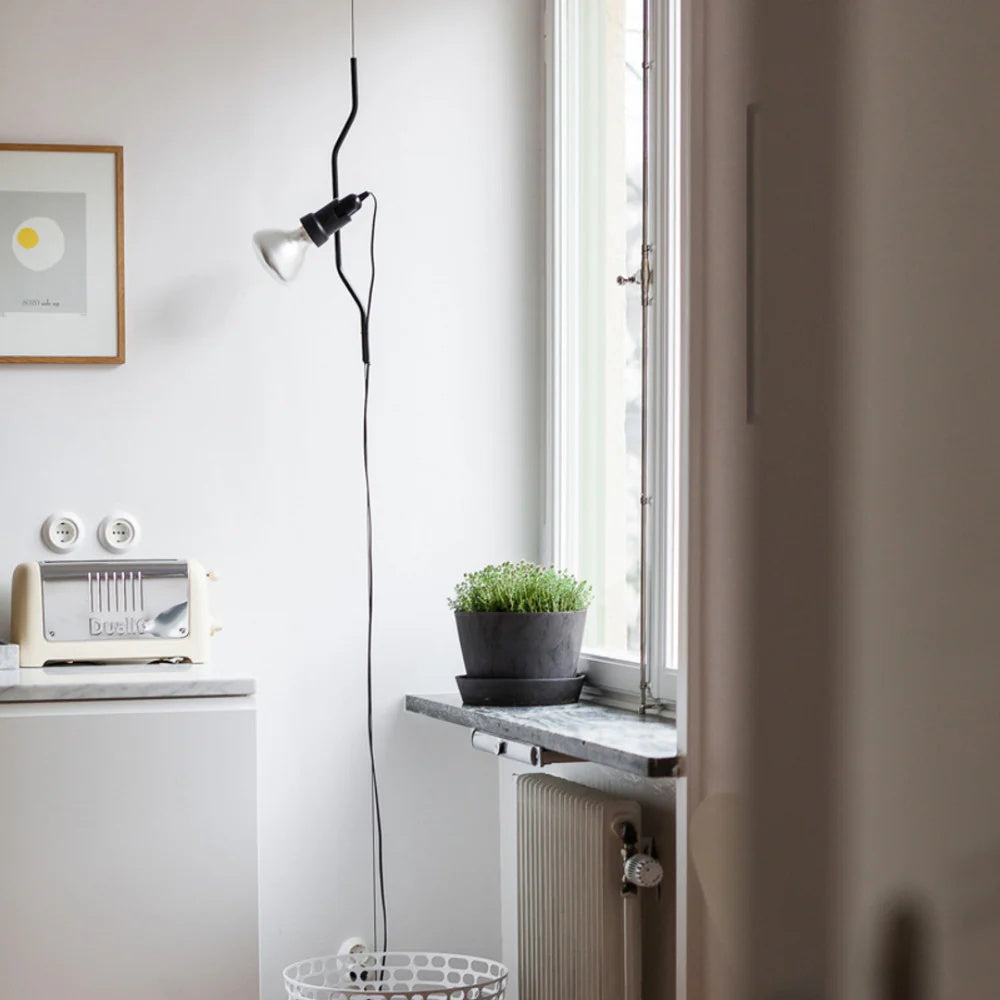 Nastavitelná závěsná lampa — kovové trubkové stínidlo, černá/bílá/červená