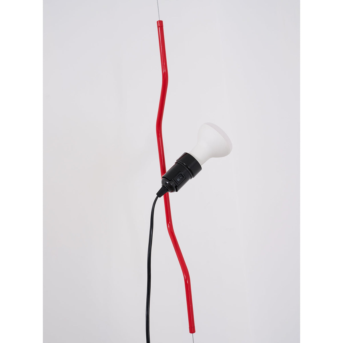 Nastavitelná závěsná lampa — kovové trubkové stínidlo, černá/bílá/červená