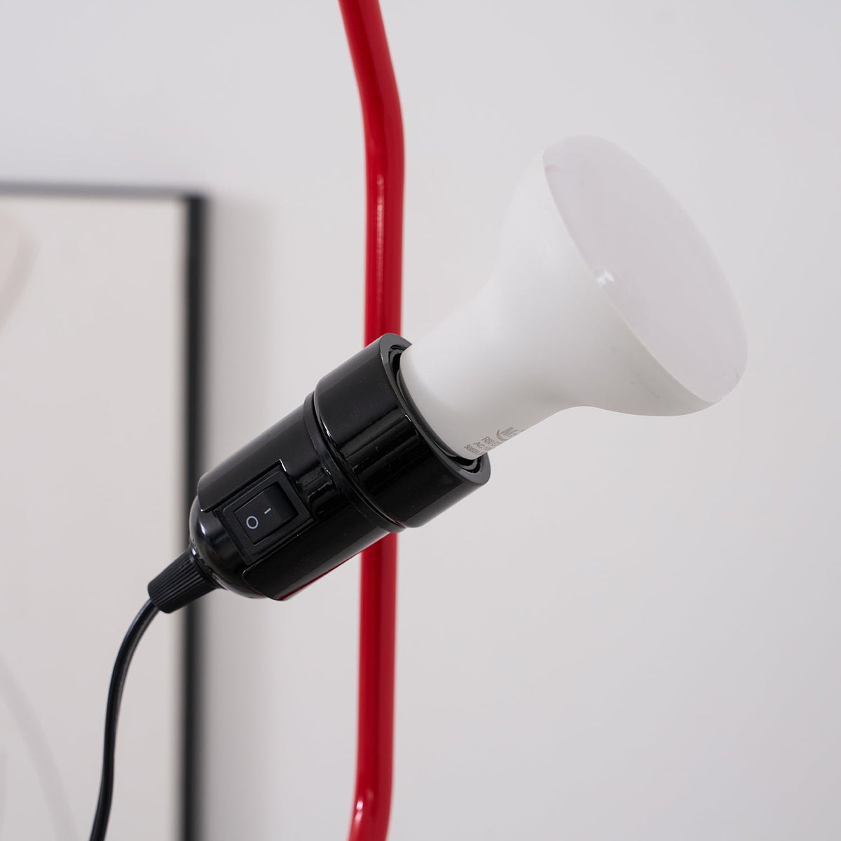 Nastavitelná závěsná lampa — kovové trubkové stínidlo, černá/bílá/červená