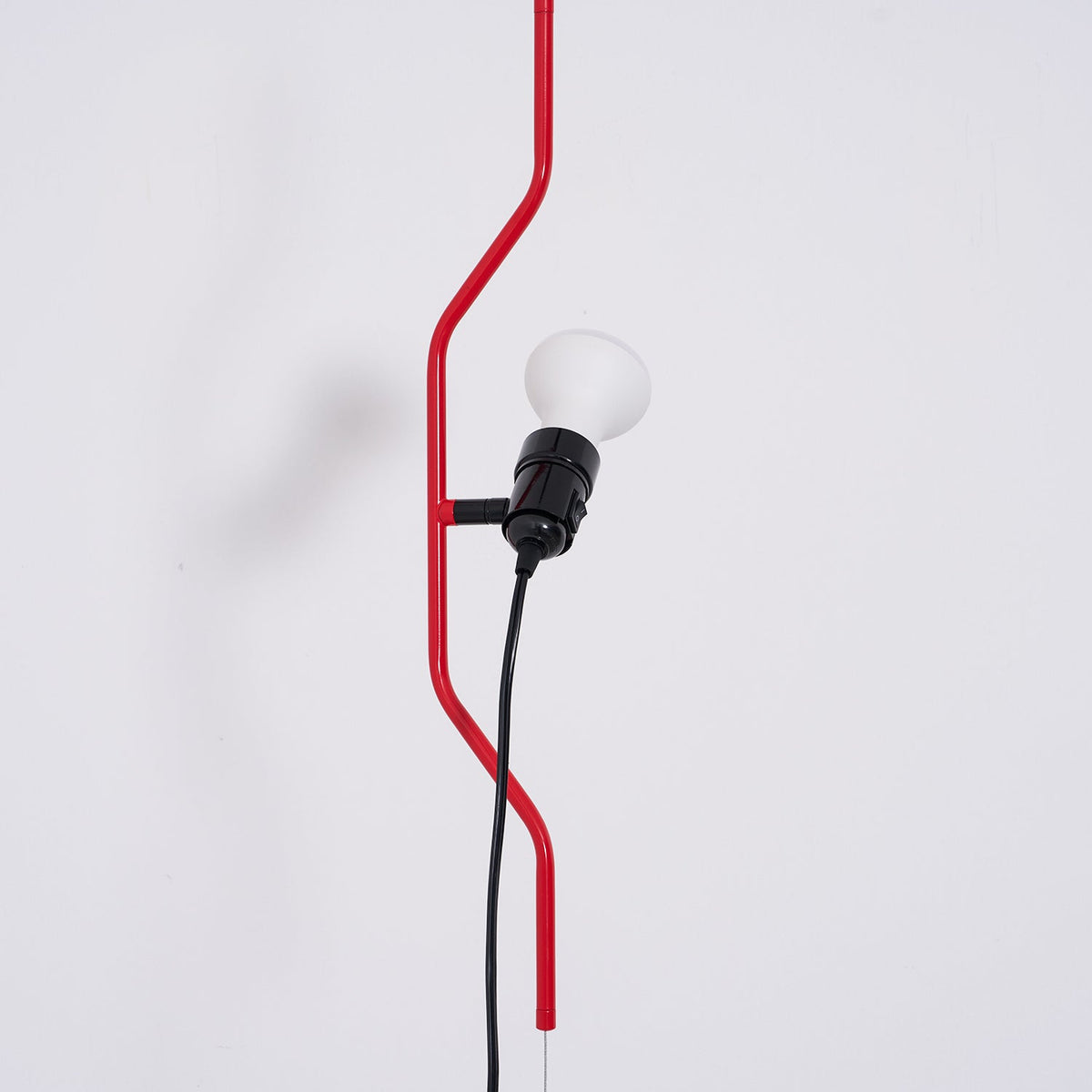 Nastavitelná závěsná lampa — kovové trubkové stínidlo, černá/bílá/červená