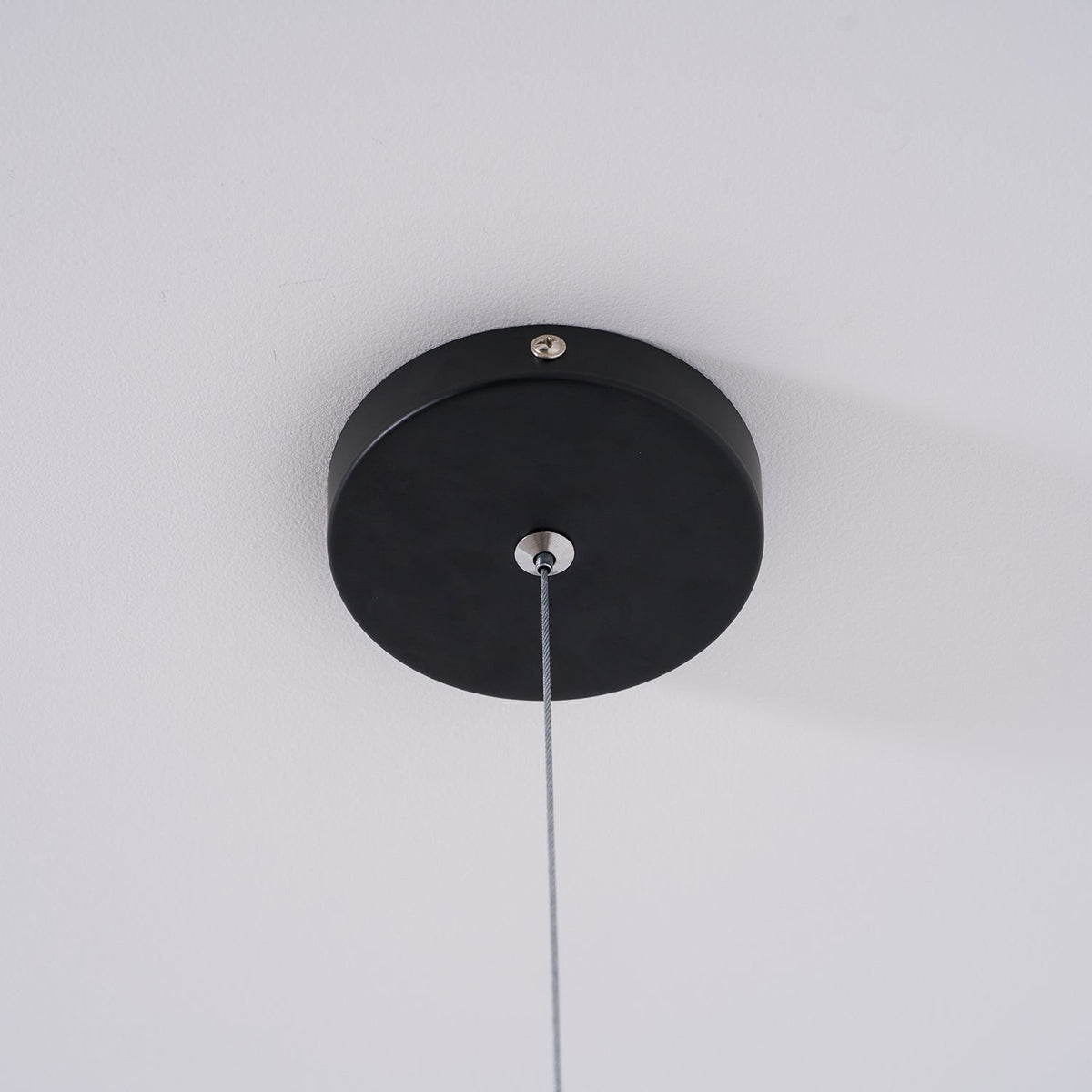 Nastavitelná závěsná lampa — kovové trubkové stínidlo, černá/bílá/červená