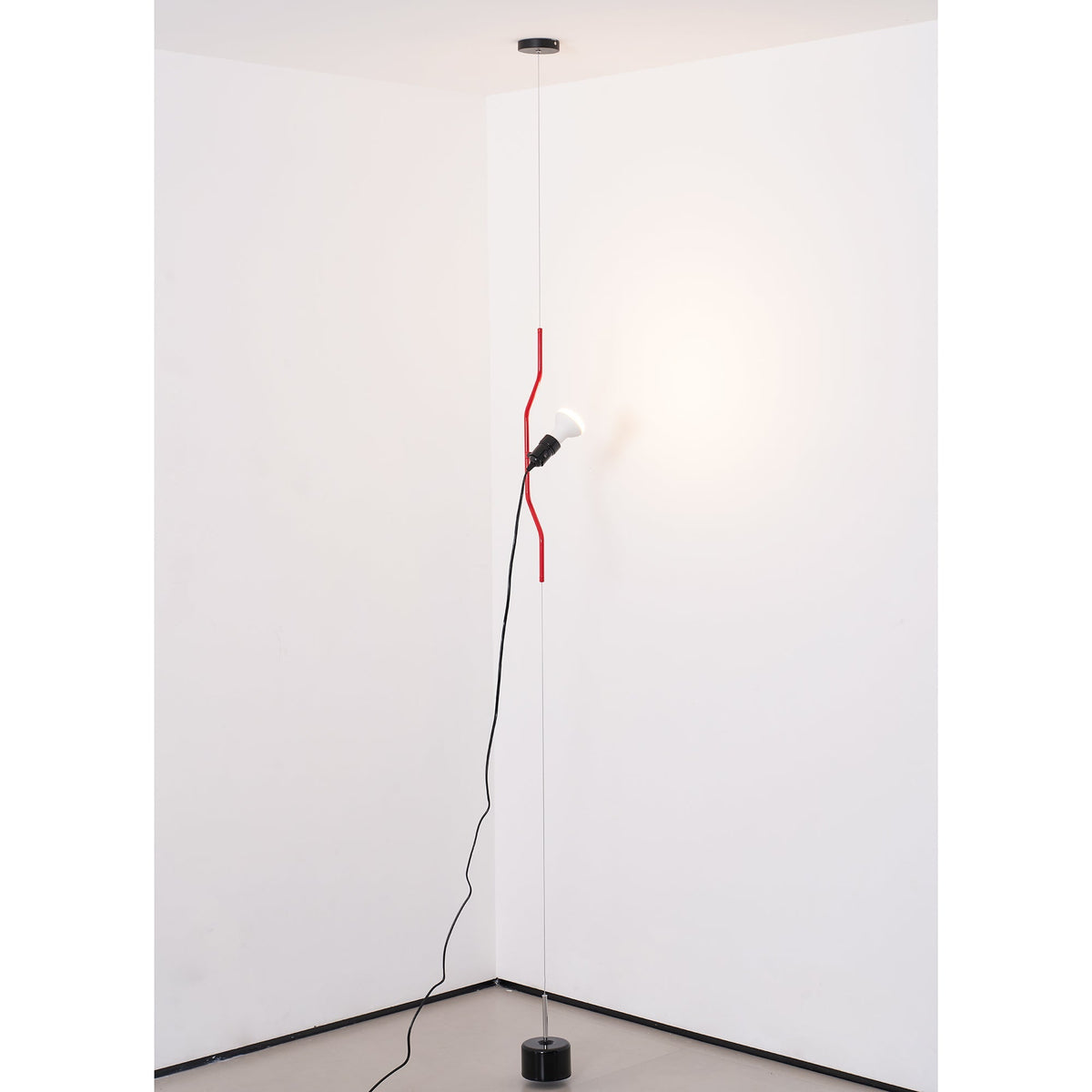 Nastavitelná závěsná lampa — kovové trubkové stínidlo, černá/bílá/červená