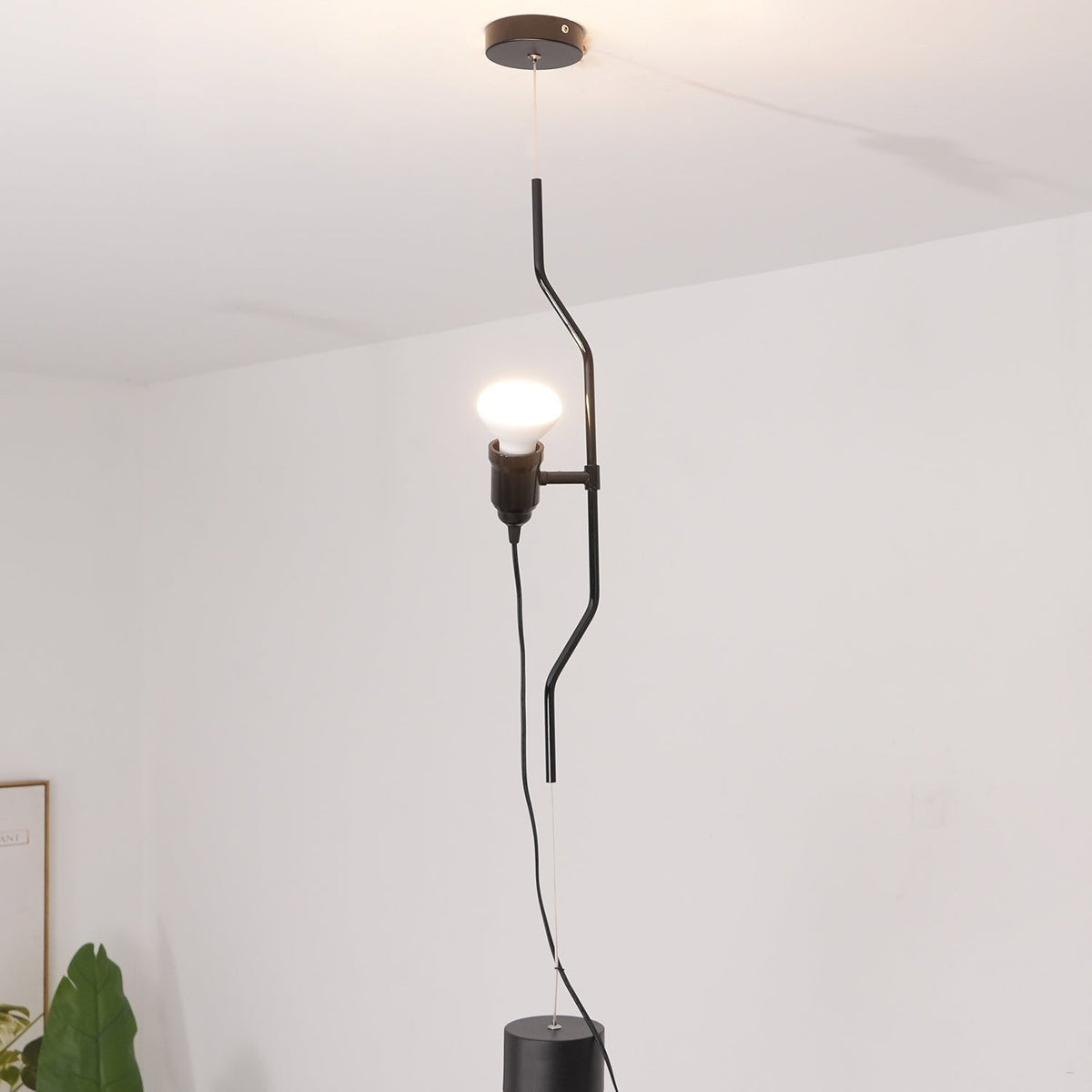 Nastavitelná závěsná lampa — kovové trubkové stínidlo, černá/bílá/červená