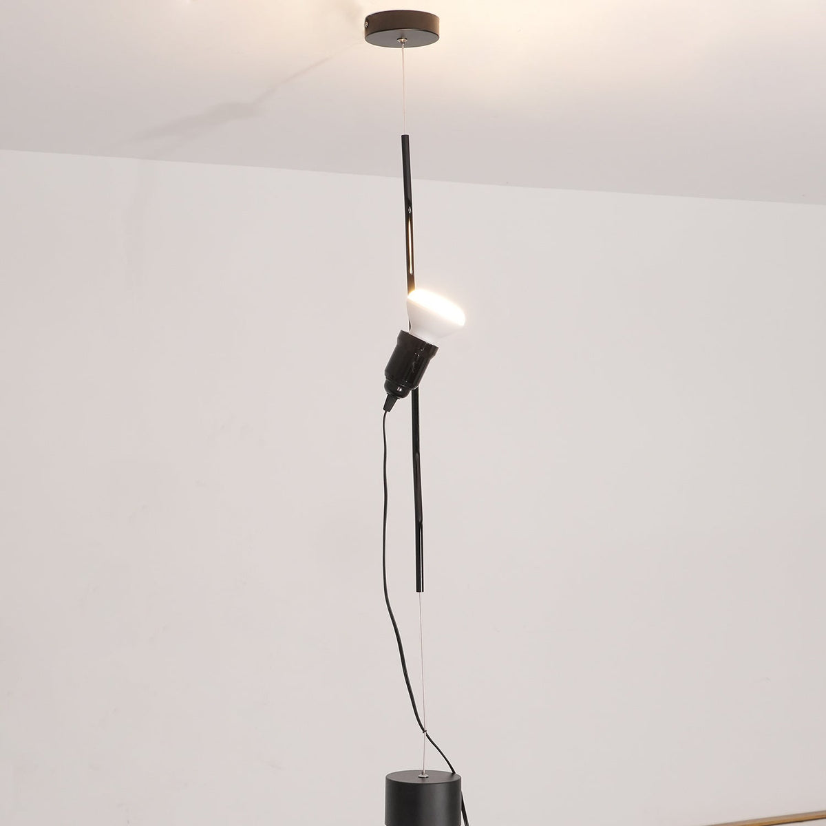 Nastavitelná závěsná lampa — kovové trubkové stínidlo, černá/bílá/červená