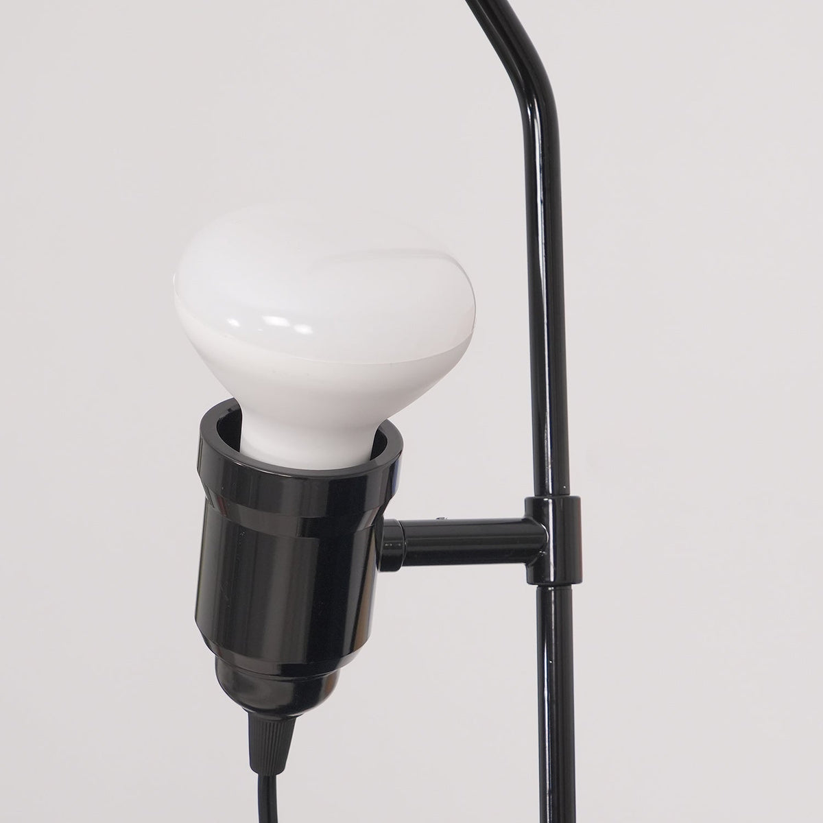 Nastavitelná závěsná lampa — kovové trubkové stínidlo, černá/bílá/červená
