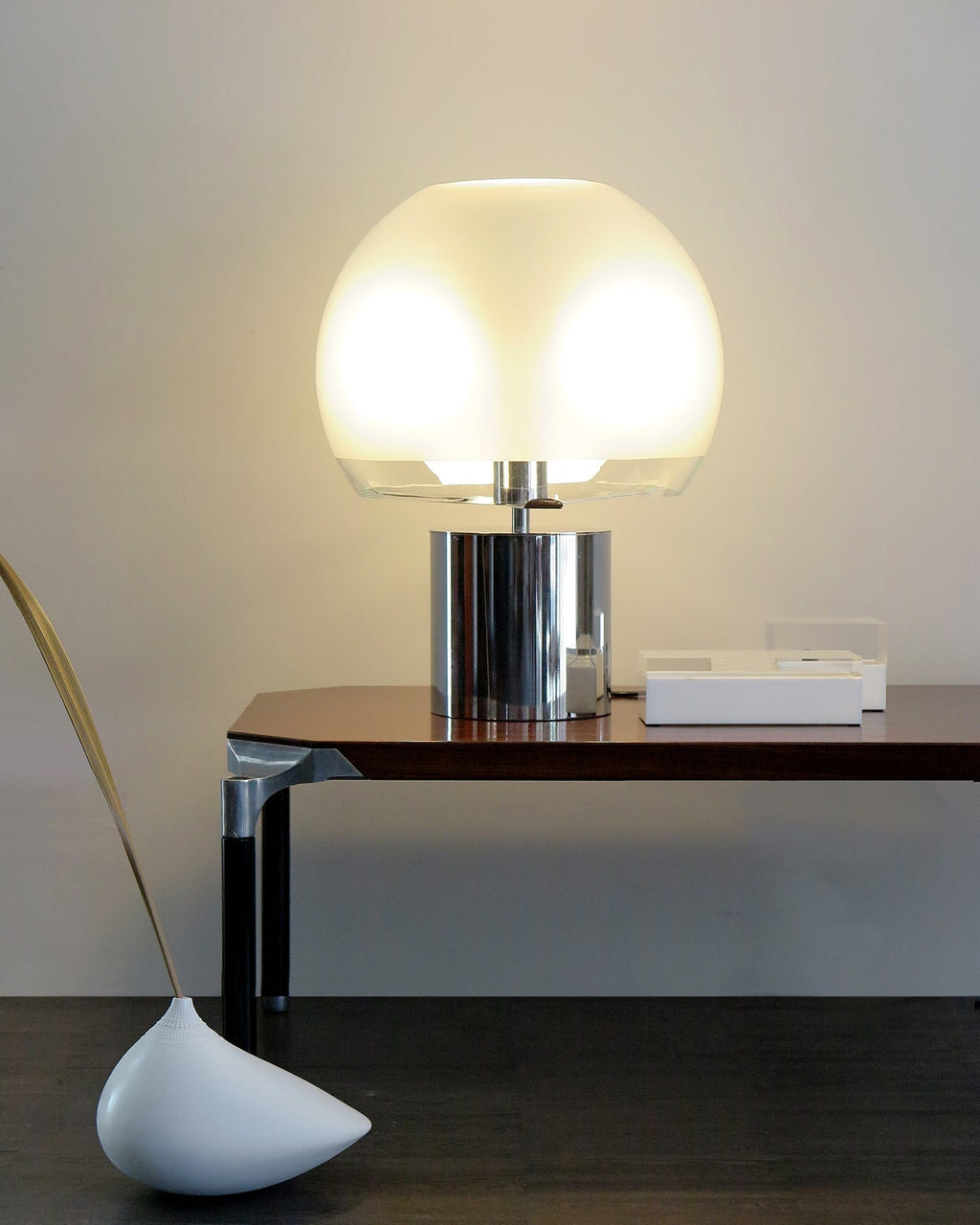 AuroraGlow Retro Table Lamp — Matte Glass Globe, Transparent Base