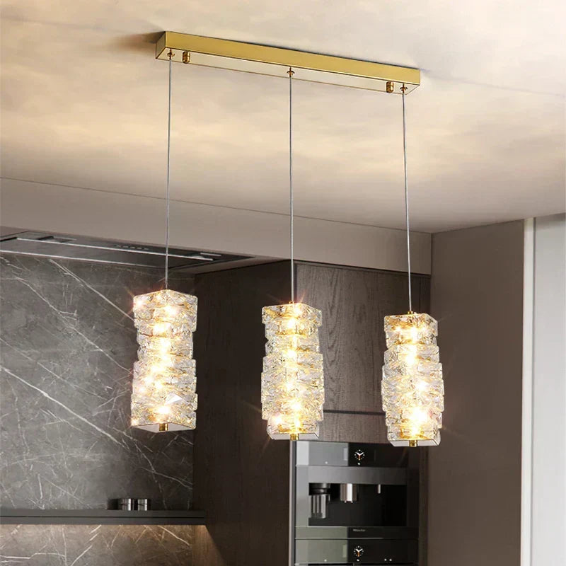 Aurea Pendelleuchte mit Kristallverzierung — elegante, retro-moderne Silhouette