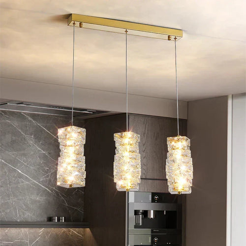Aurea kristallomsluten pendellampa — elegant retro-modern silhuett