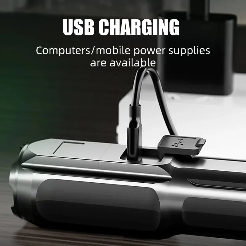 BrightPulse LED svítilna — 100 000 lumenů, dobíjení přes USB, zoom, voděodolná