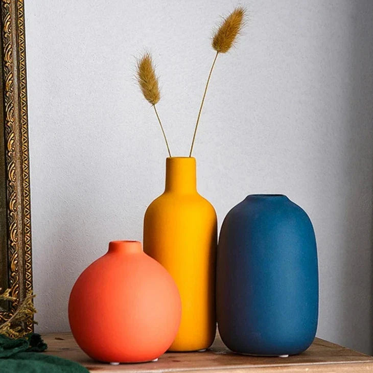 Keramikvase — handbemalt mit skandinavischen Motiven