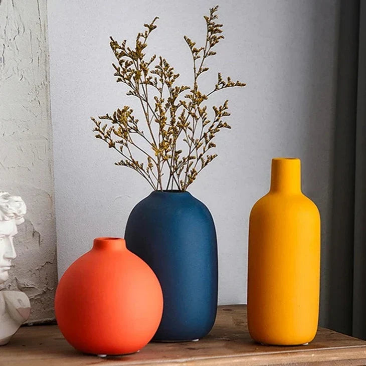 Keramikvase — handbemalt mit skandinavischen Motiven