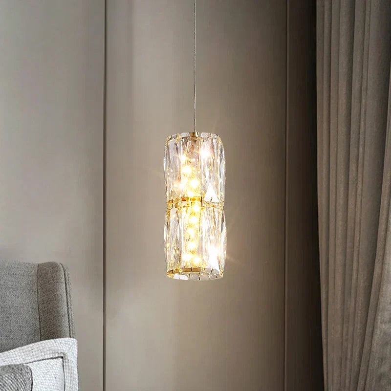 Aurea Pendelleuchte mit Kristallverzierung — elegante, retro-moderne Silhouette