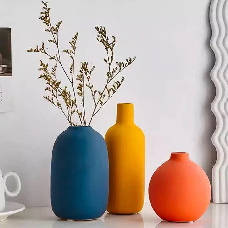Keramikvase — handbemalt mit skandinavischen Motiven