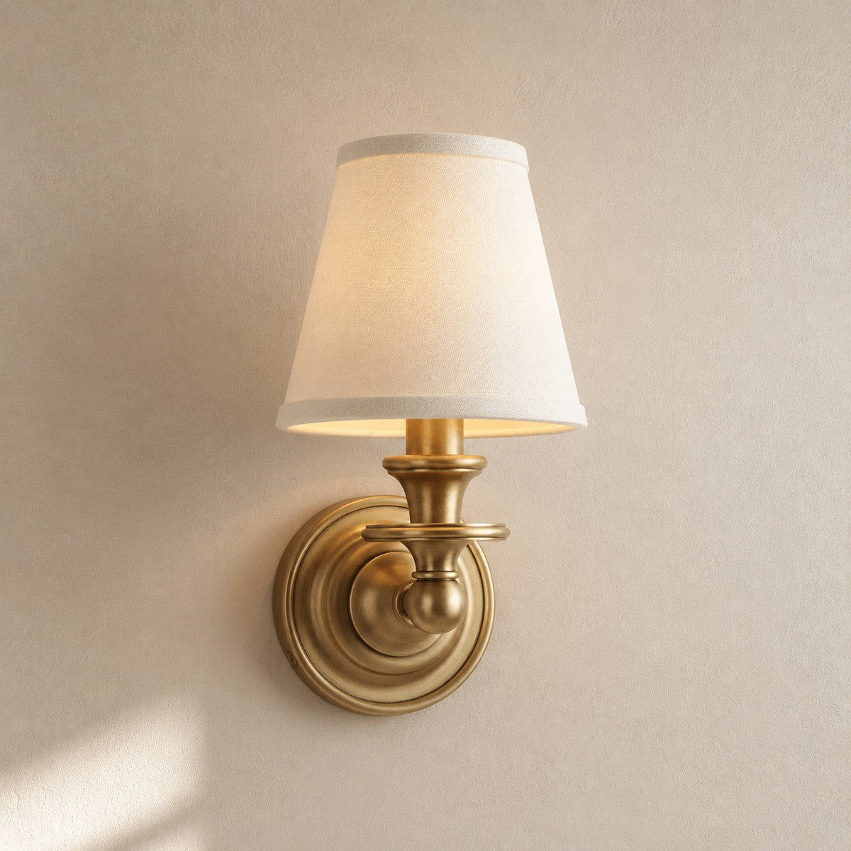 Vägglampa i smidesjärn — tygskärm, svanhalsarm