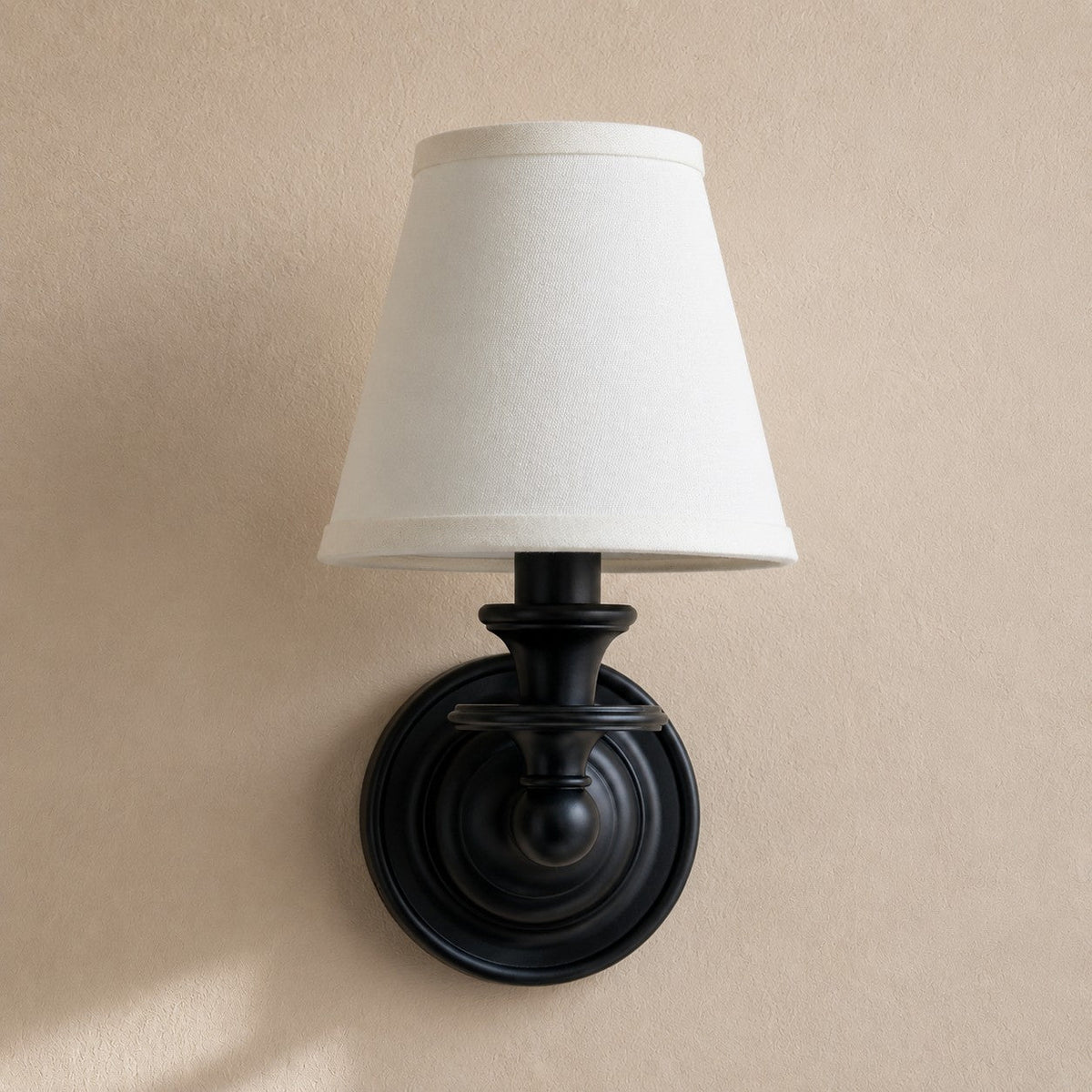 Vägglampa i smidesjärn — tygskärm, svanhalsarm