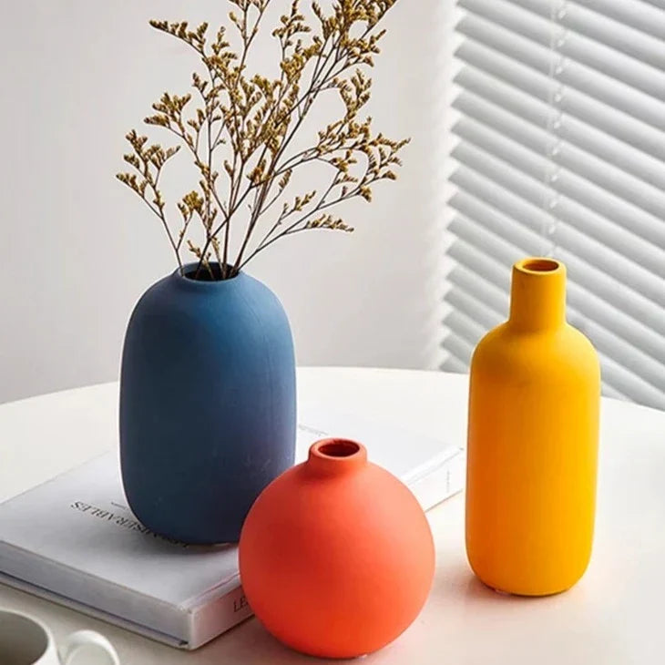 Keramikvase — handbemalt mit skandinavischen Motiven