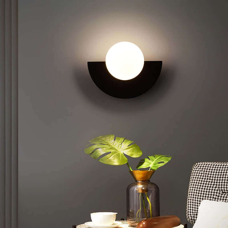 Scandinavische wandlamp — kleurrijke kap, zacht licht