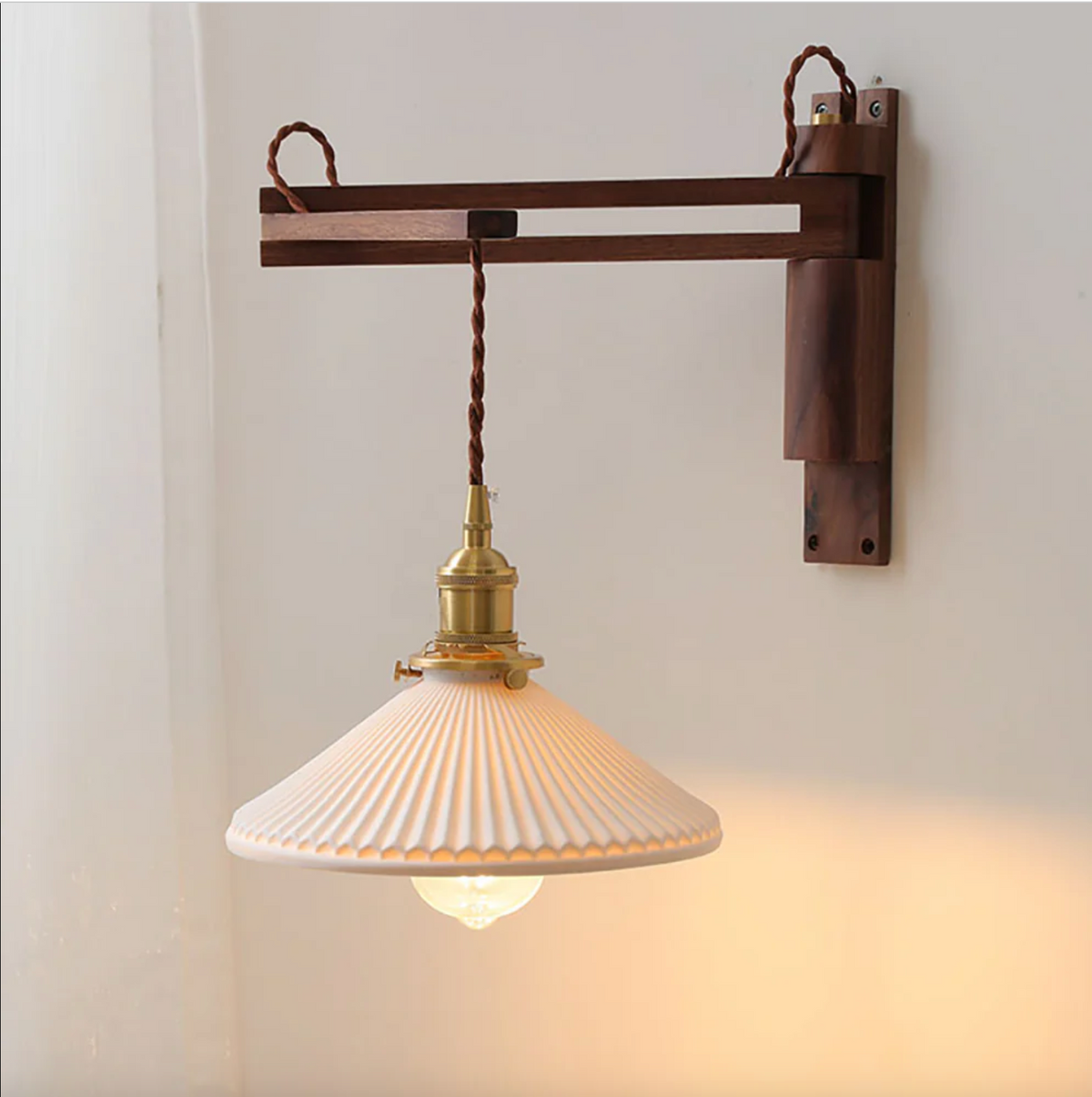 Lampă reglabilă din lemn — abajur rustic din ceramică, buton de pornire