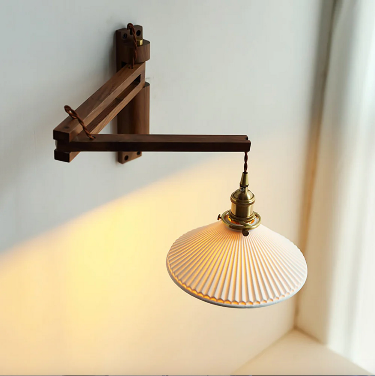 Lampă reglabilă din lemn — abajur rustic din ceramică, buton de pornire