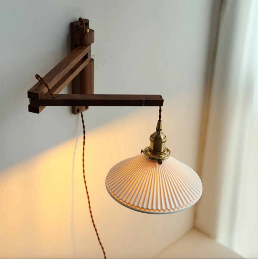 Lampă reglabilă din lemn — abajur rustic din ceramică, buton de pornire