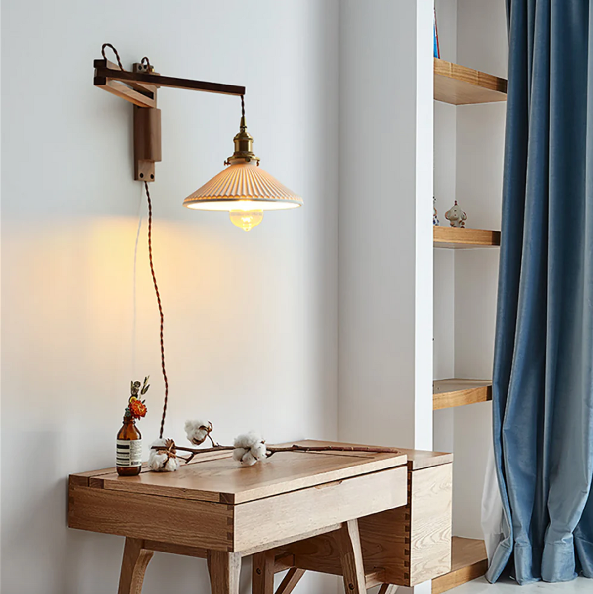 Lampă reglabilă din lemn — abajur rustic din ceramică, buton de pornire