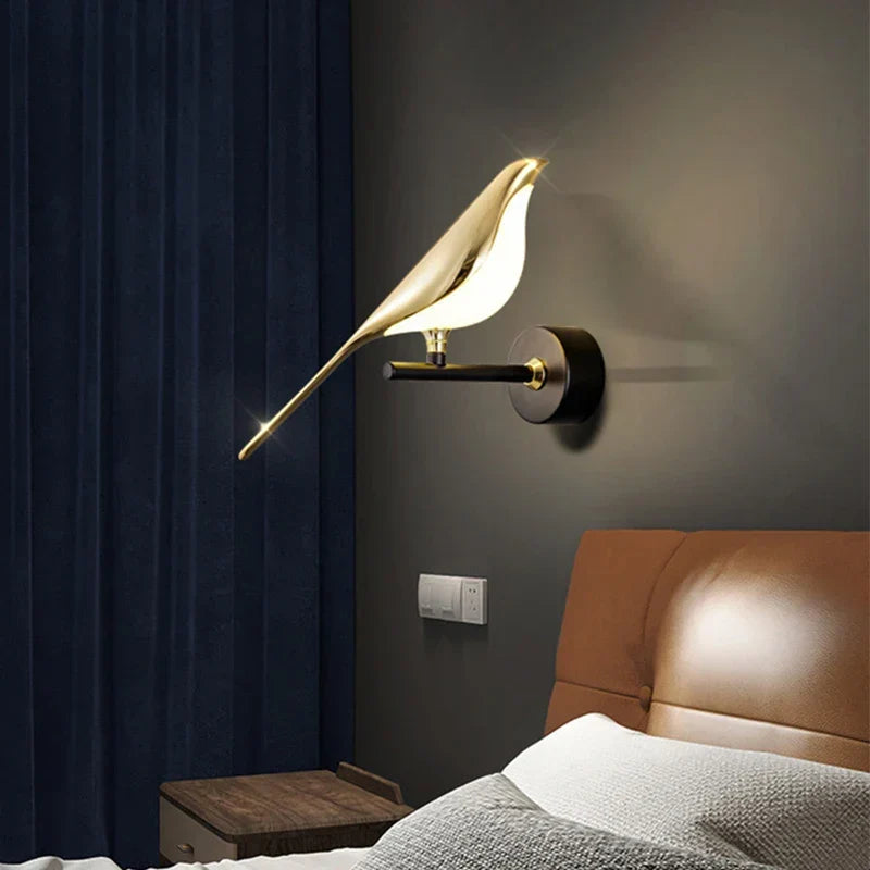 Goldene LED-Wandleuchte in Vogelform – warmes Licht