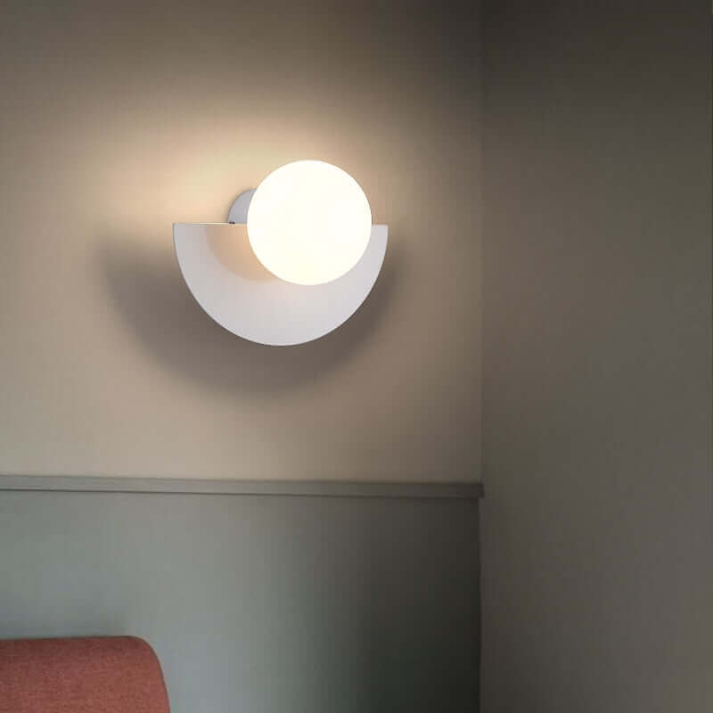 Scandinavische wandlamp — kleurrijke kap, zacht licht