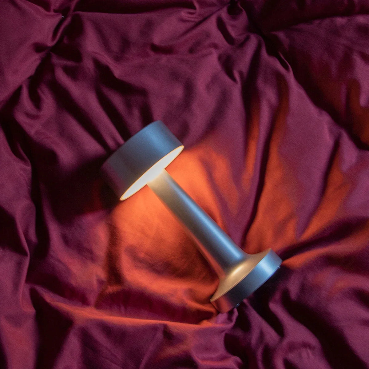 Bezprzewodowa lampa stołowa z metalu i akrylu LED — dotykowa regulacja jasności