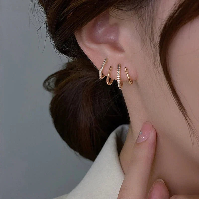 Gold-Silber-Ohrringe mit vier Krallen — Lagenlook mit Creolen