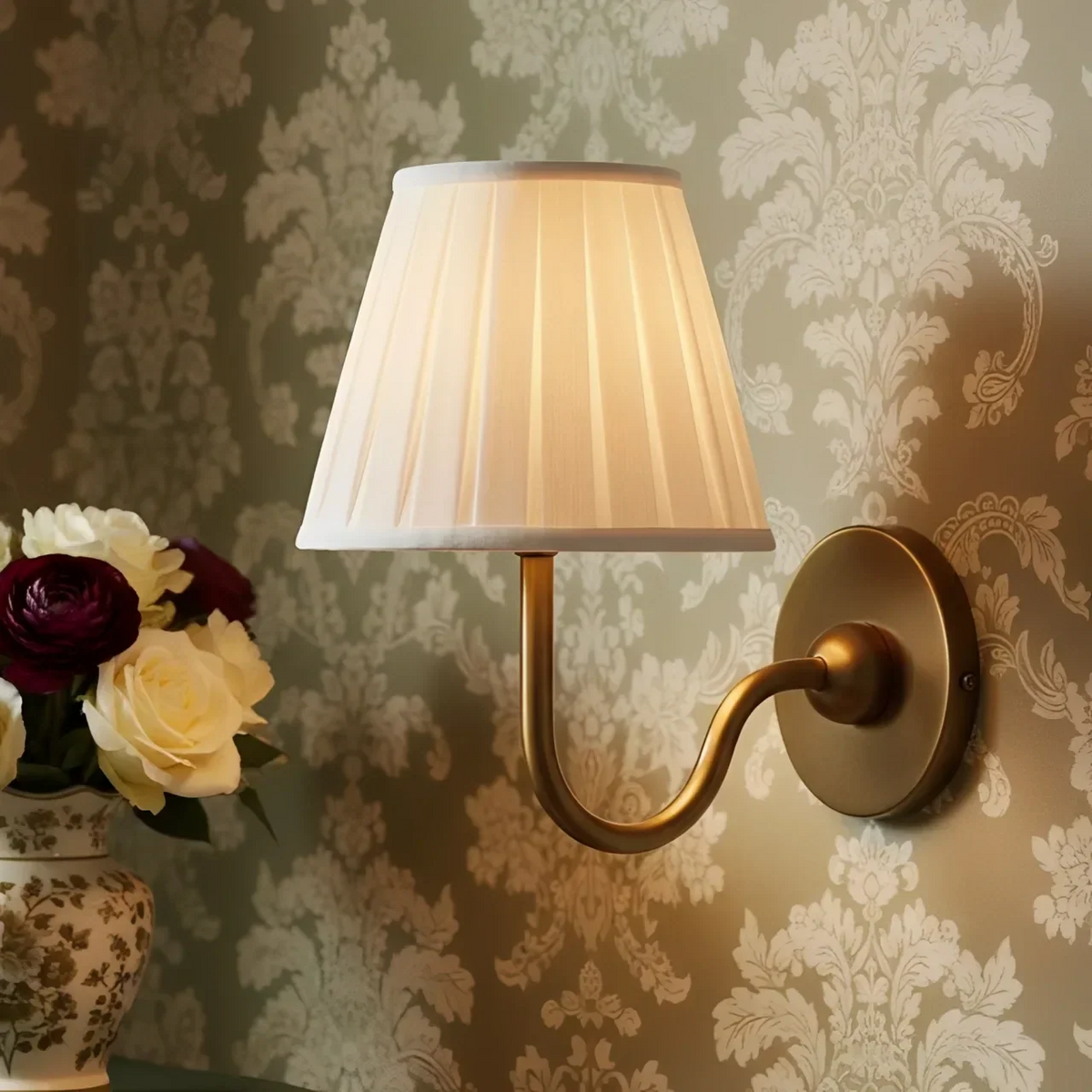 Wandlamp met geplooide lampenkap – rustieke lamp van metaal & linnen