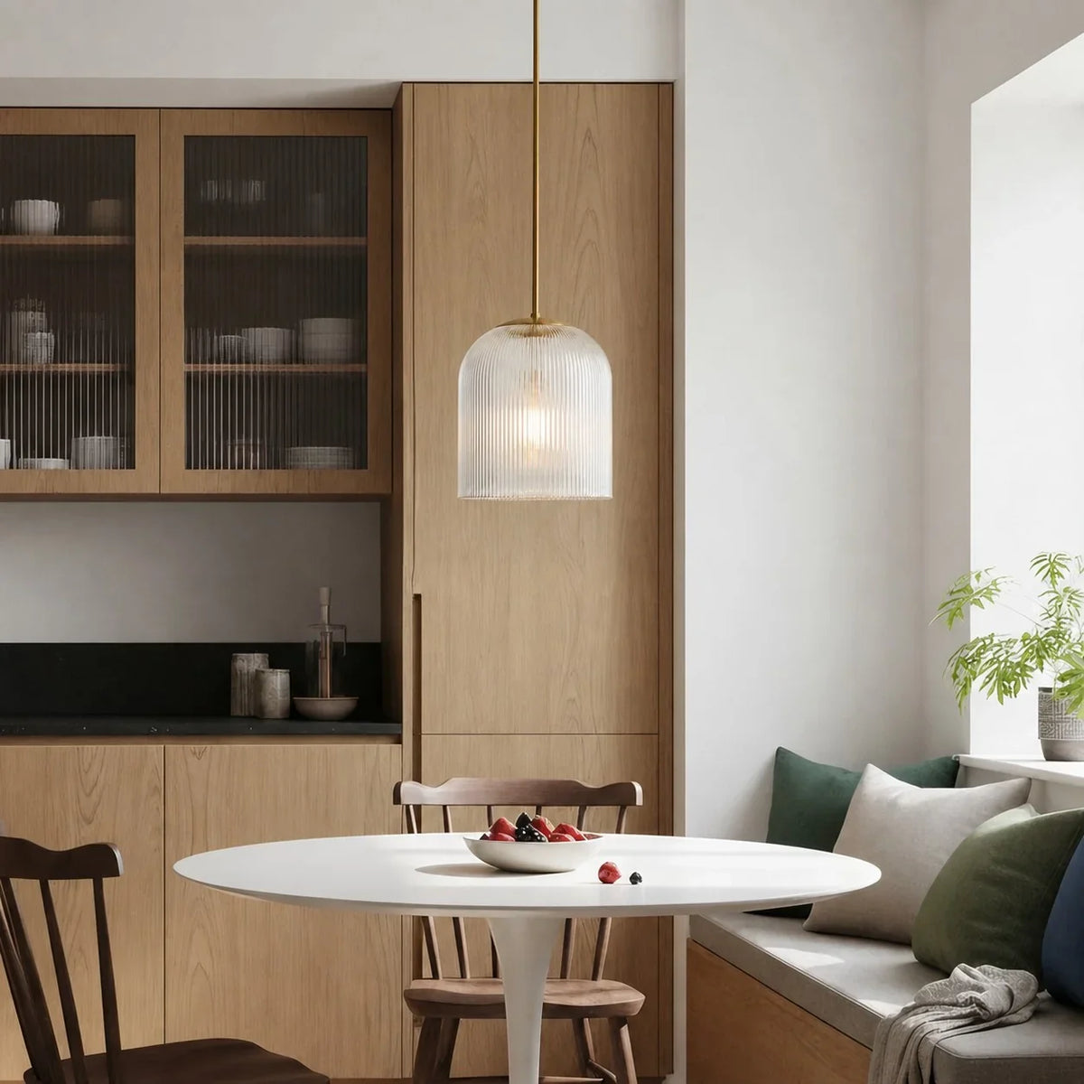 Lampă suspendată cu sticlă striată – finisaj cupru, stil rustic