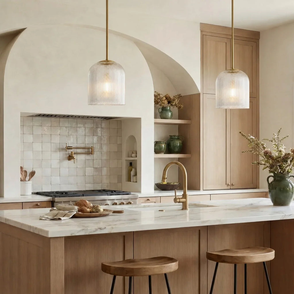 Lampă suspendată cu sticlă striată – finisaj cupru, stil rustic