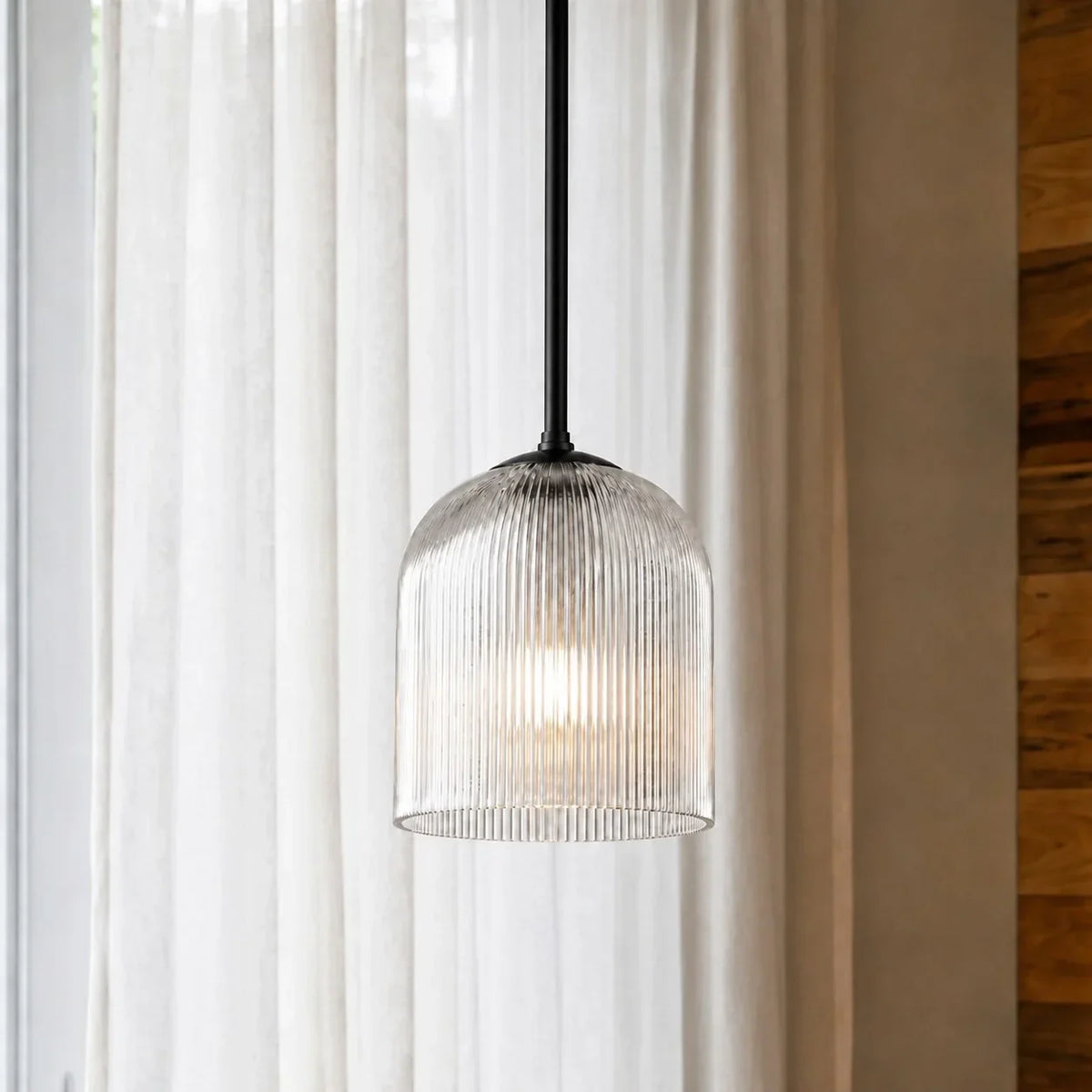 Lampă suspendată cu sticlă striată – finisaj cupru, stil rustic
