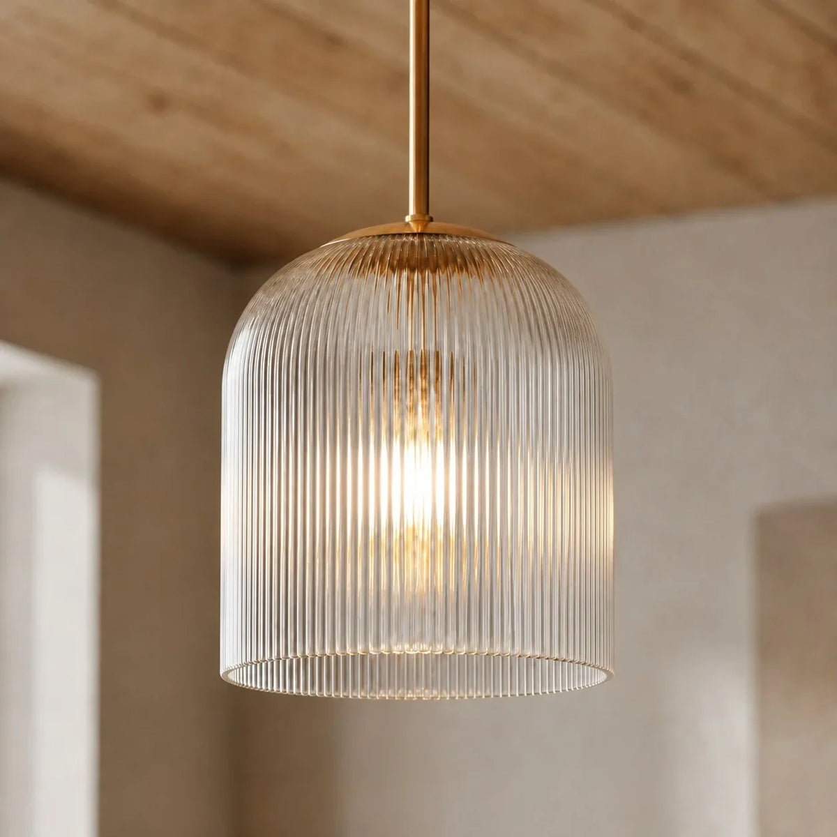 Lampă suspendată cu sticlă striată – finisaj cupru, stil rustic