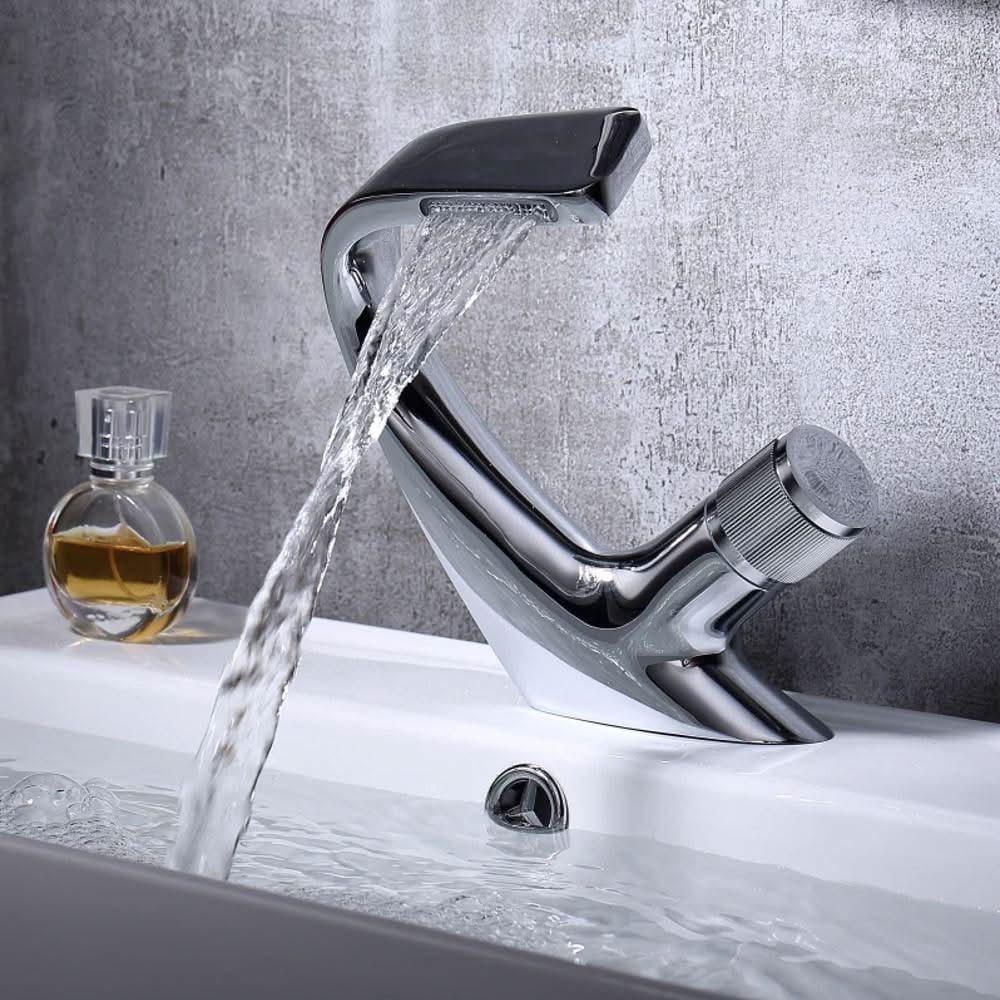 AQUACASCADE vízeséses áramlású luxusmosdó-csaptelep — nyitott kifolyó, modern felület