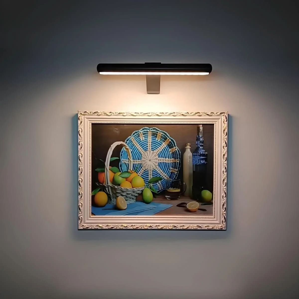 מנורת קיר LED אלחוטית ArtGlow — עיצוב נטען ללא כבל, תאורה ממוקדת ומדויקת