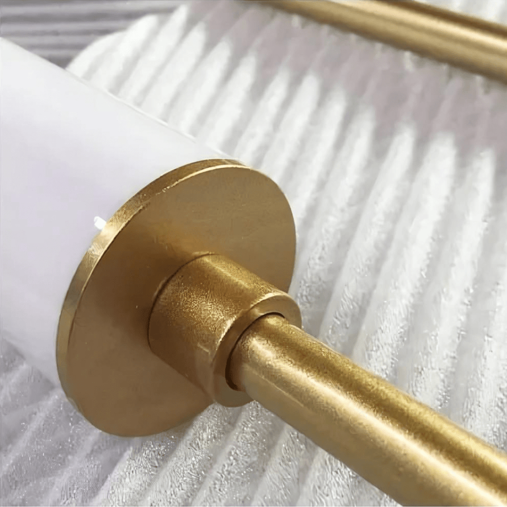 NovaLume Pendelleuchte mit Kabel und Metalloberfläche – ein LED-Leuchtmittel