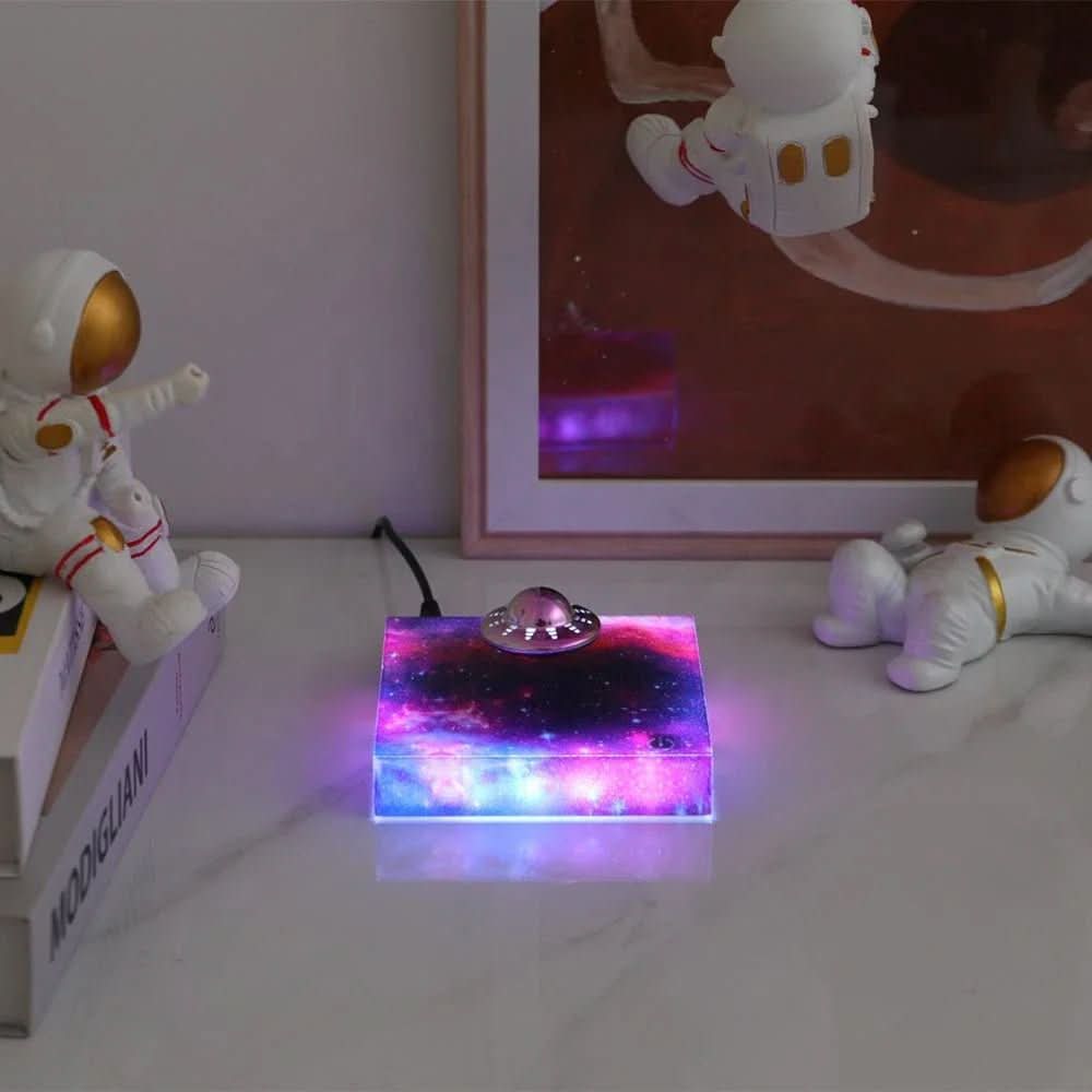מנורת לילה אווירתית LED בצורת חללית בתלייה מגנטית AstroGlow