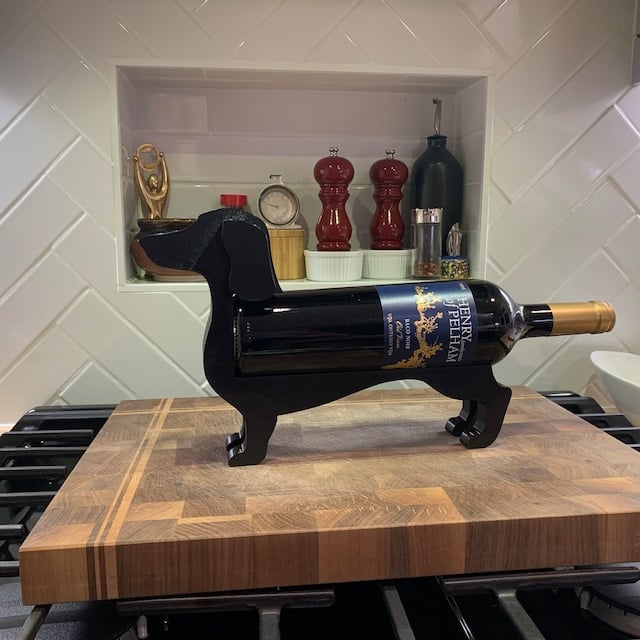 Botellero de resina con forma de perro salchicha, negro/gris/violeta/rojo/amarillo/azul