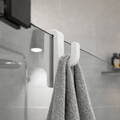 Bathvitra Edles Glas-Badezimmeraccessoire — Kompakte 3D-Glassilhouette, Unterstützung für Handtuch und Bademantel
