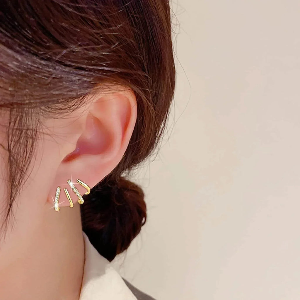 Gold-Silber-Ohrringe mit vier Krallen — Lagenlook mit Creolen