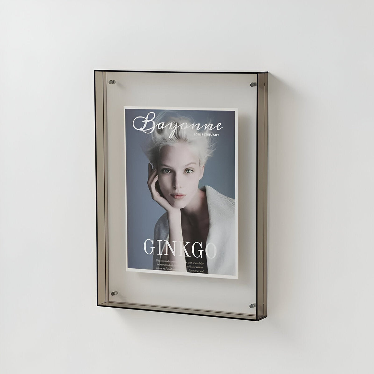 透明アクリル製フォトフレーム - ブルーエッジの壁面ディスプレイ